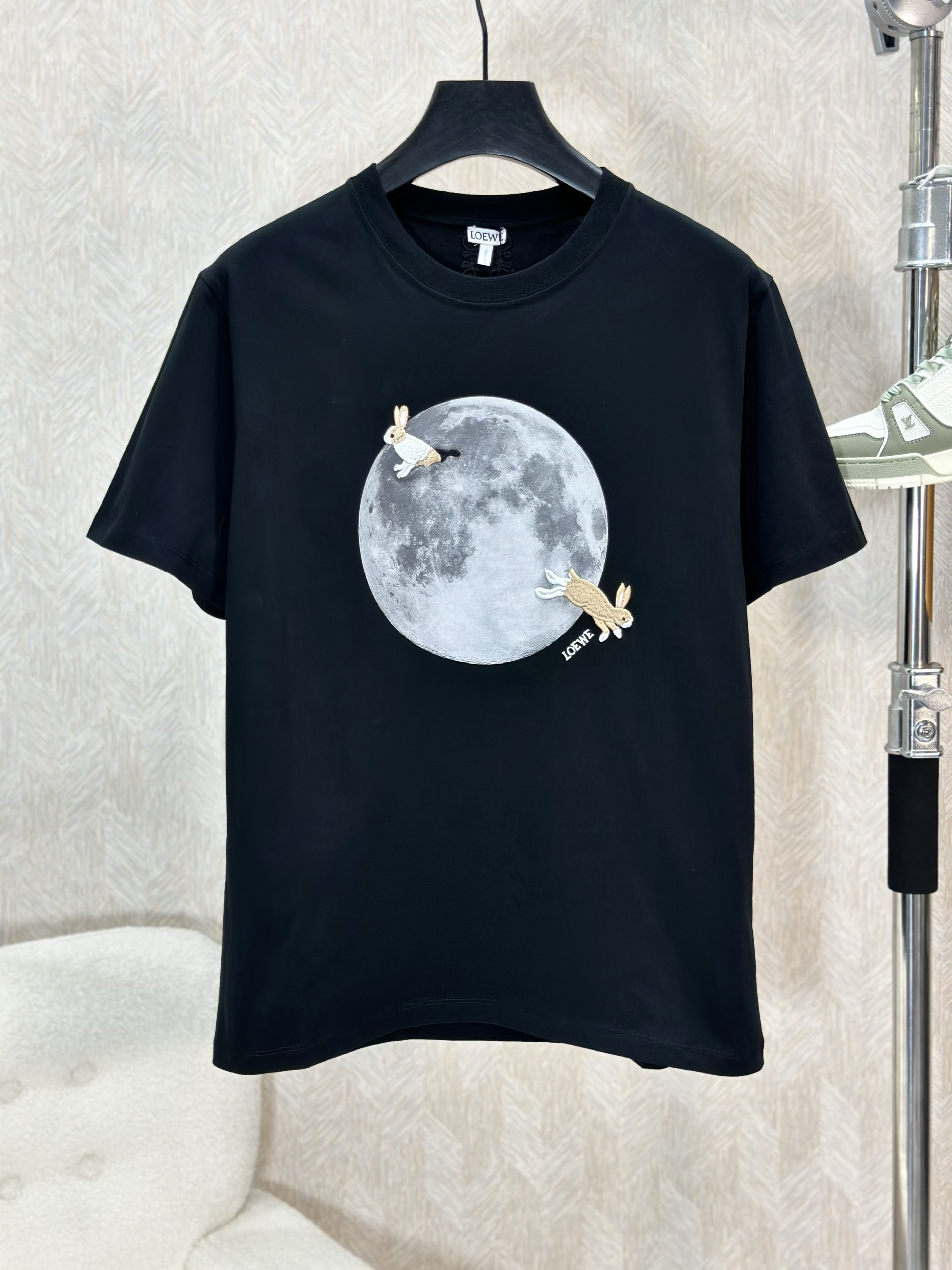 Áo phông T-shirt Loewe Đen họa tiết mặt trắng Thỏ thêu Like Auth on web VTN